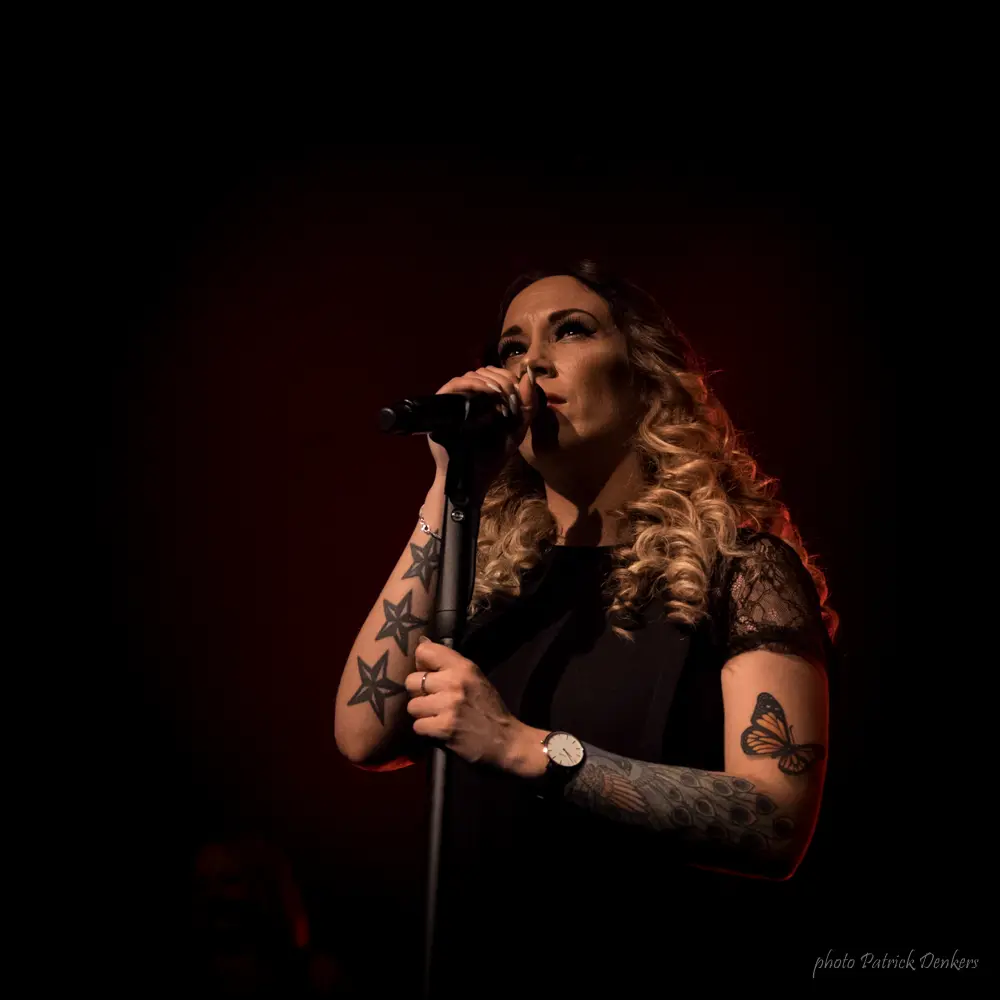 LISA LOÏS SINGS ADELE