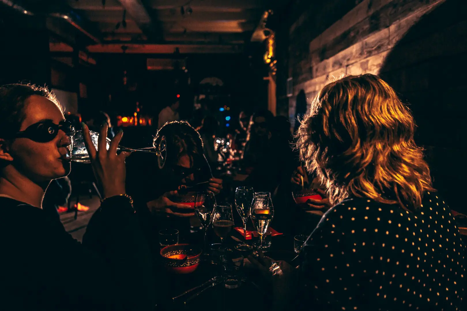 DINEREN IN HET DONKER