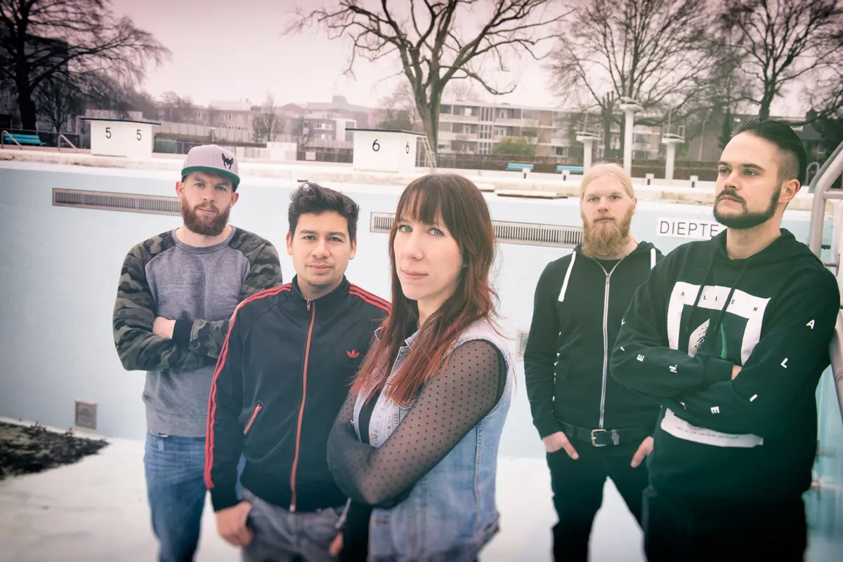 RAVENNA RELEASE SHOW DEBUUT ALBUM