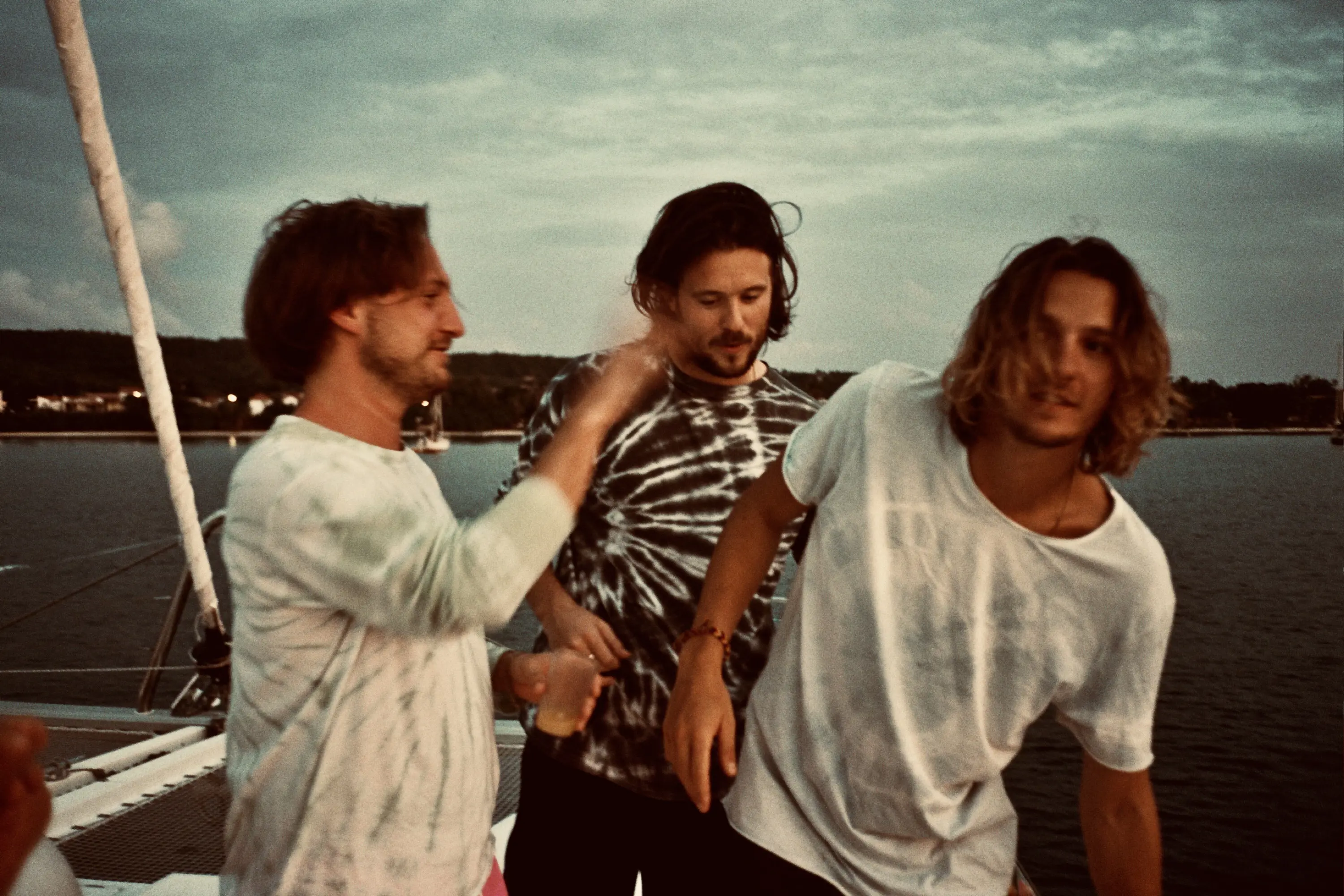 SONS OF THE EAST (EXTRA NACHTSHOW)