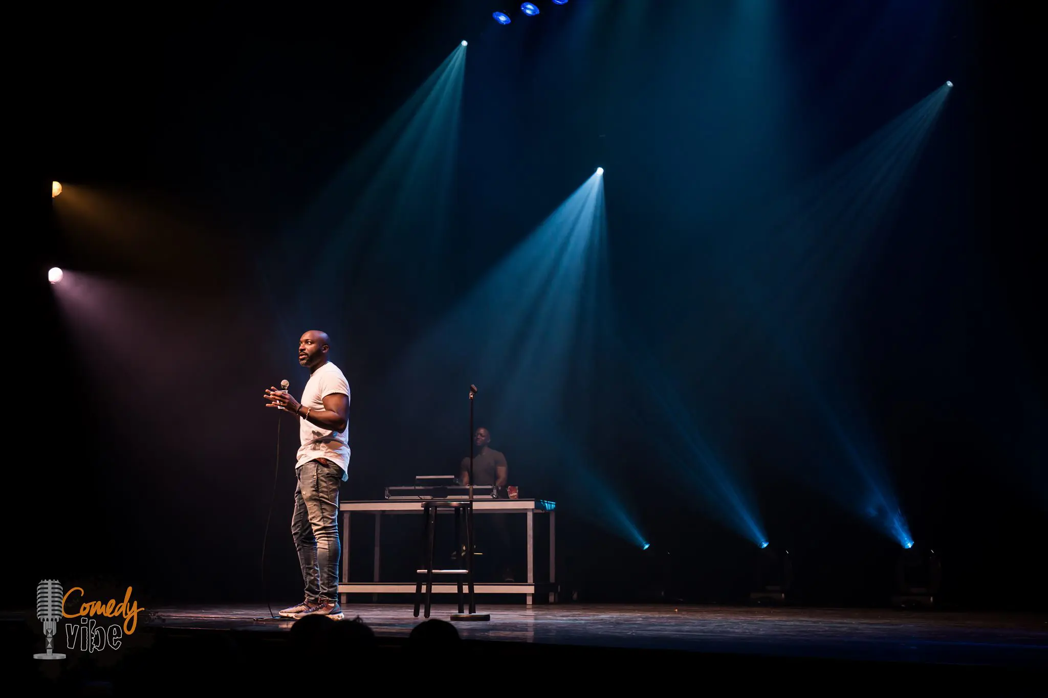 INTERNATIONAL COMEDY VIBE XL